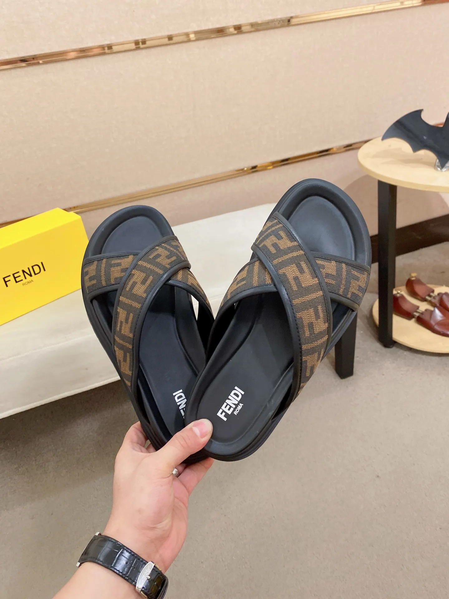 Factory price: 320💰 [Fendi Slippers] High-end brand of men's shoes, official website 1:1 latest masterpiece: original mold customization, the fabric is made of imported original materials, upgraded outsole, lighter and non-slip. The market's top quality, simple yet tasteful, a must-have for fashionistas, fashionable at your feet, full of confidence, the same style at the counter 👍The season of summer slippers is here. Code: 38-44 (45 is custom-made and cannot be returned or exchanged)